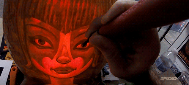 Time-lapse: How a professional artist carves a pumpkin