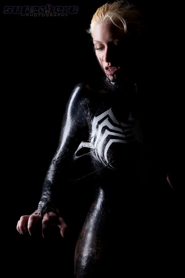 Sexy Venom cosplay makes good use of liquid latex