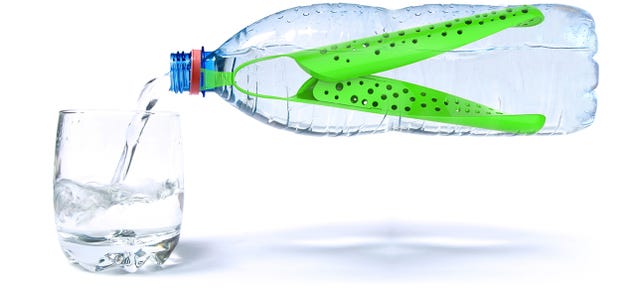 A Slim Filter That Purifies Water Bottles From the Inside