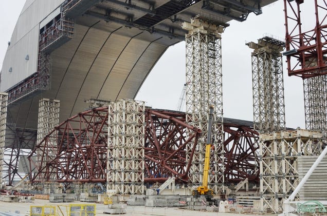 Así es la nueva y enorme cúpula que cubre el sarcófago de Chernóbil