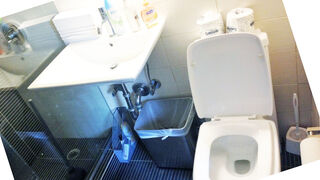 Gawker Bathroom Anxieties: An Internal Monologue