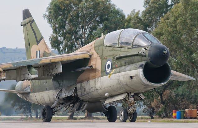 El A-7 Corsair II tomo su último vuelo después de 49 años Qbynugeba9qijaiwsi0d