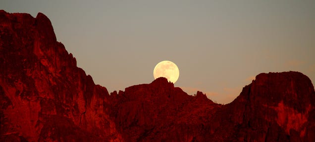 Tonight's Supermoon Will Be Almost as Glorious as Next Month's