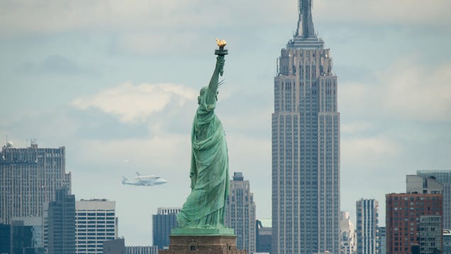 The Best Photos of the Space Shuttle Flying Over New York City