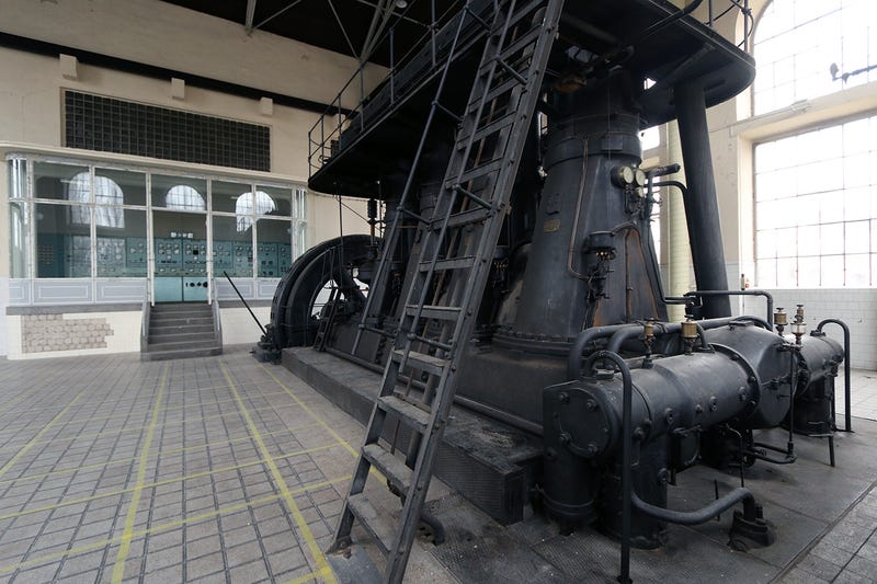 This Dieselpunk Shrine Hides a Century-Old, Fully Operational 800 HP Motor 