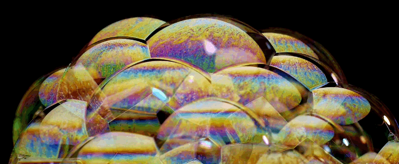 El fascinante proceso que forma las burbujas de jabón, explicado al microscopio