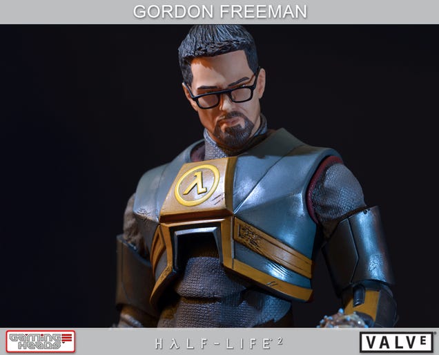 Giant 20-Inch Gordon Freeman Statue Keeps Headcrabs Off Your Bookshelf
