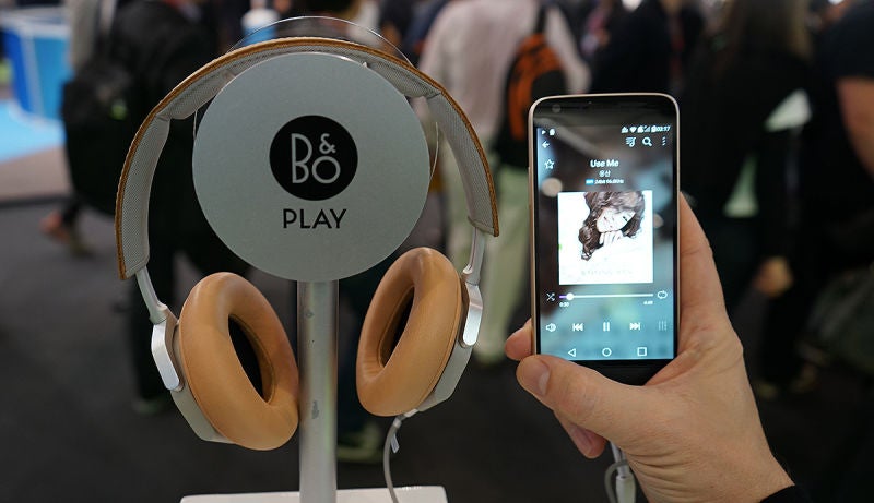 Two New Accessories Give LG's Modular Smartphone Super Powers