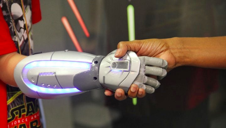 Una idea genial: crean prótesis de brazo para niños inspiradas en Marvel y Disney