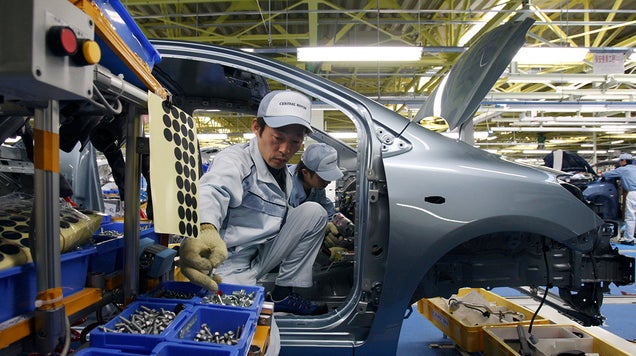 Toyota empieza a sustituir robots por personas en sus fábricas