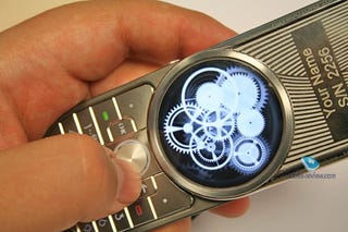 Motorola's Aura Luxury Phone Given First Groping, General Thumbs-Up