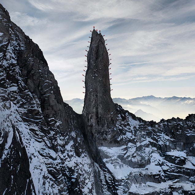 Amazing photos of a hundred mountaineers doing crazy stunts in the Alps