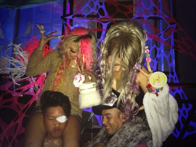 Woman Uses Her Unbelievable Fingernails To Promote Candy Crush