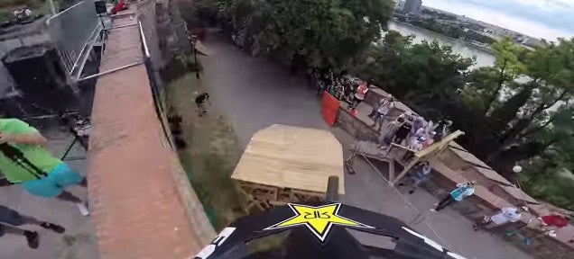 Crazy downhill city bike competition looks like a suicidal race