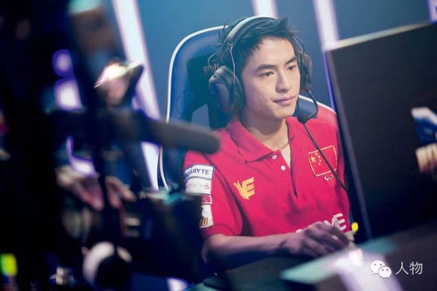 League of Legends Player Retires, Now Makes $800k A Year...Streaming