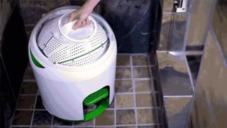 A Portable Washing Machine That Doesn't Need a Drop of Electricity