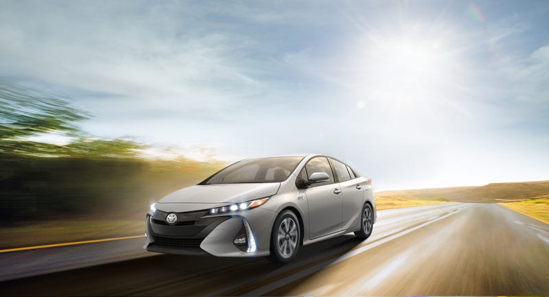 40 Km sin gastar gasolina: el nuevo Toyota Prius es uno de los mejores híbridos que existen