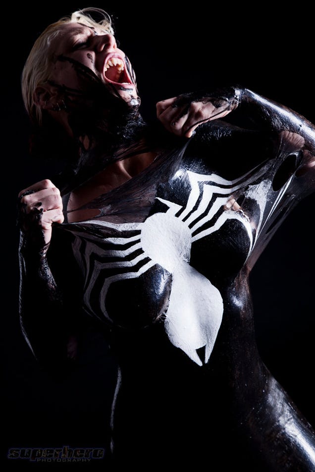 Sexy Venom cosplay makes good use of liquid latex