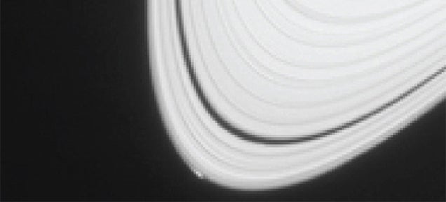 La NASA capta por 1ª vez una posible luna en formación en Saturno