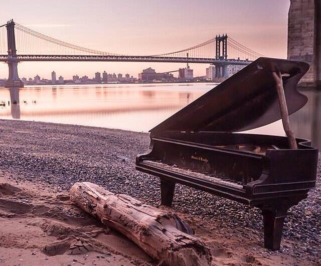 Piano mysteriously washes ashore under NYC's Brooklyn Bridge