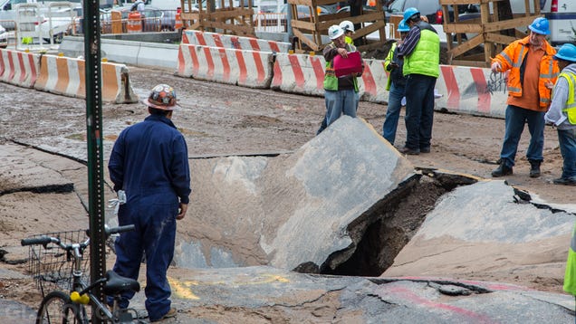 A Giant Sinkhole Just Opened Up in the Middle of Manhattan