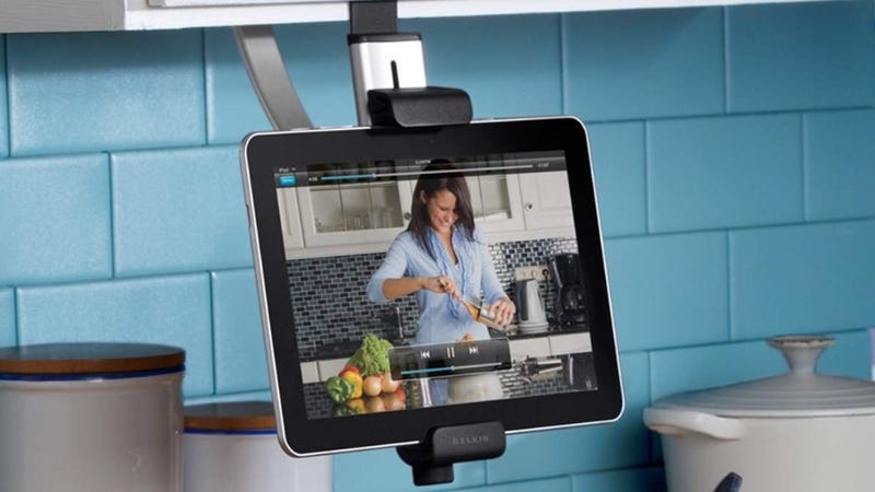 Today's Best Deals: Free Channels, Pyrex Dishes, Bluetooth Headphones, and More