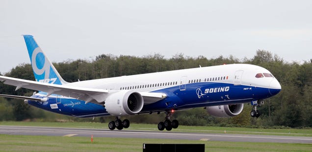 Boeing's Dreamliner Has a Bug That Can Make It Lose Power Mid-Air 