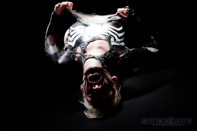 Sexy Venom cosplay makes good use of liquid latex
