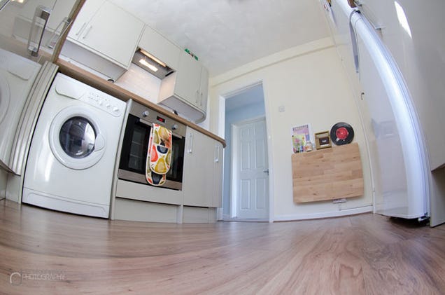 Man Creates Awesome Wiping Out-In-Kitchen Selfie