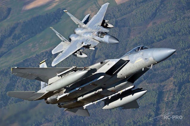 They may seem photoshopped, but these two F-15 Eagles are real