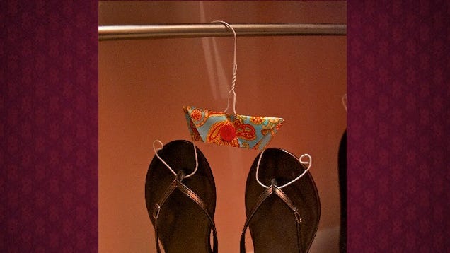 Cut Wire Clothes Hangers to Turn Them into Flip Flop Hangers