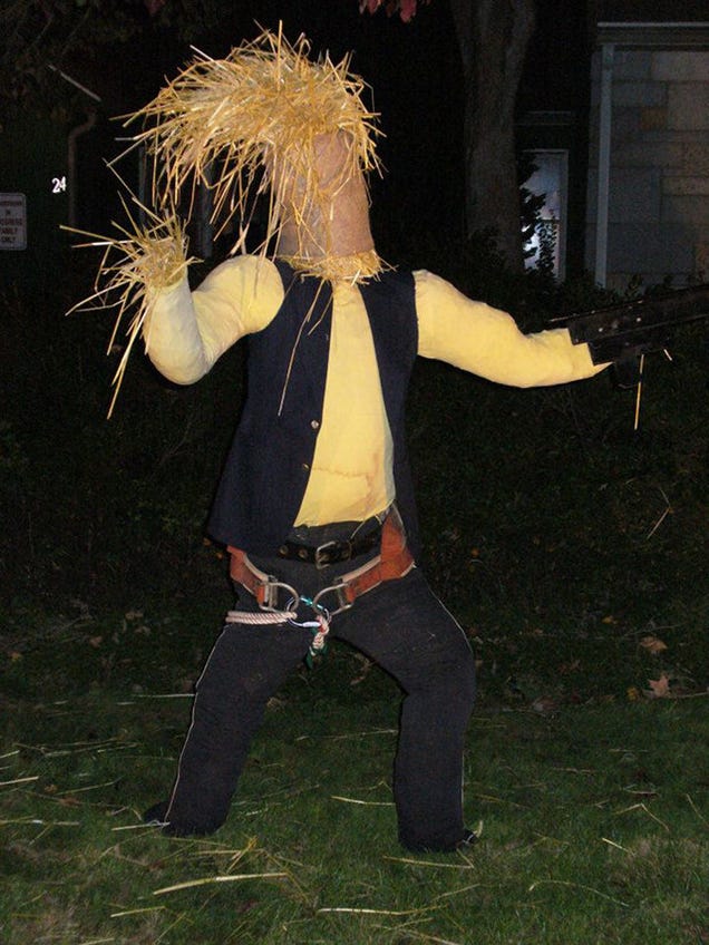 Star Wars made entirely out of scarecrows wins best Halloween lawn on this Earth