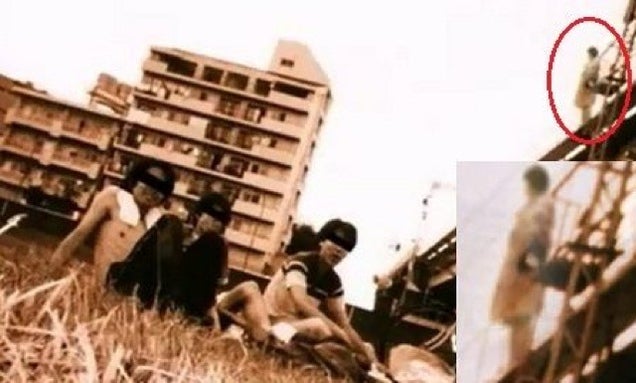 Japanese Photobombs Get Creepy and Spooky. Even with Cats.