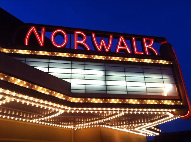 19 Dazzling Photos Of Neon Signs