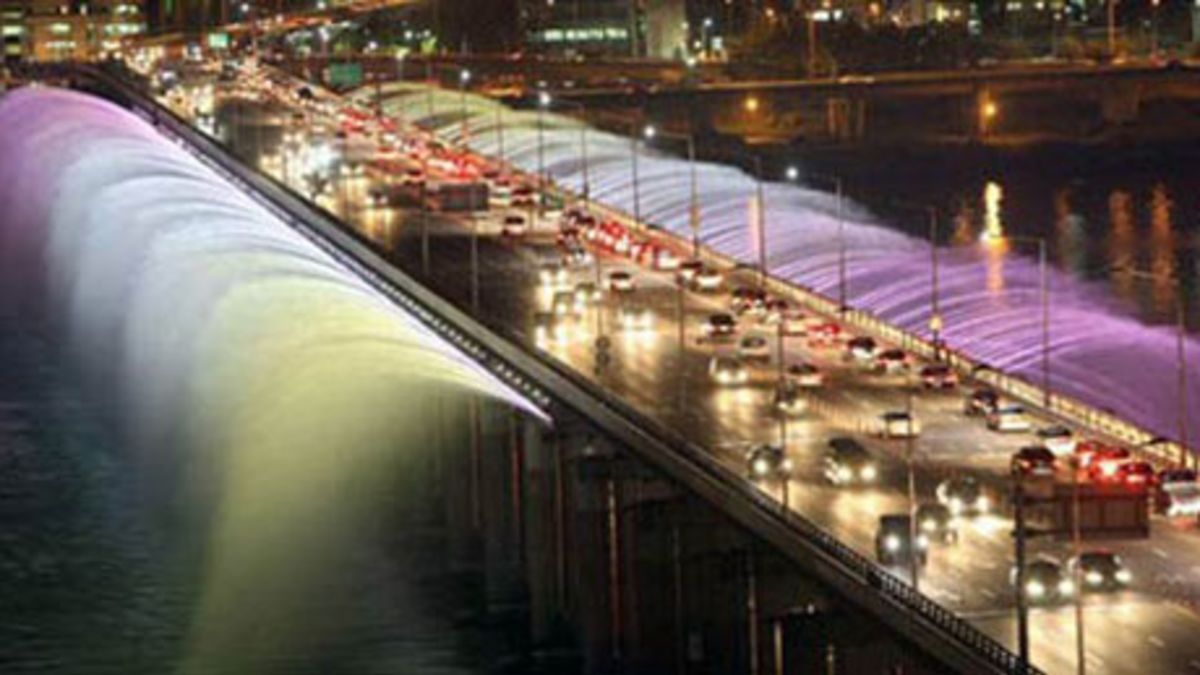 Seoul's Banpo Bridge Turns into Gigantic Fountain, Puts NYC's Waterfalls to Shame