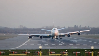 Watch a Boeing 747 Jumbo Jet land without one of its landing gears
