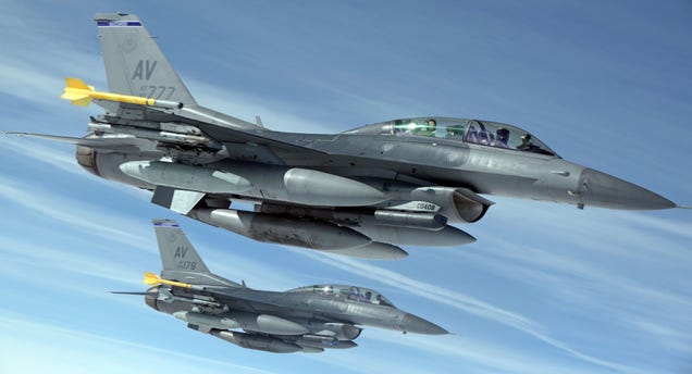 This photo of flying F-16s looks so perfect I can't believe it's real