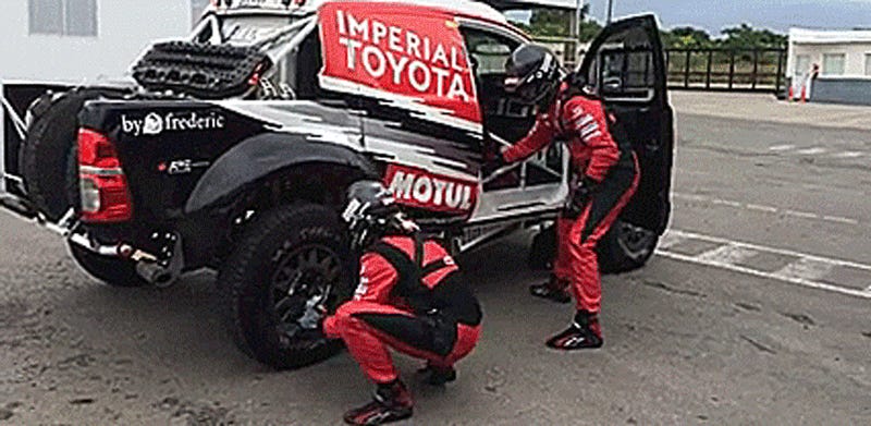 I Love Watching This Off-Road Racer's Tire-Changing Cheat In Action