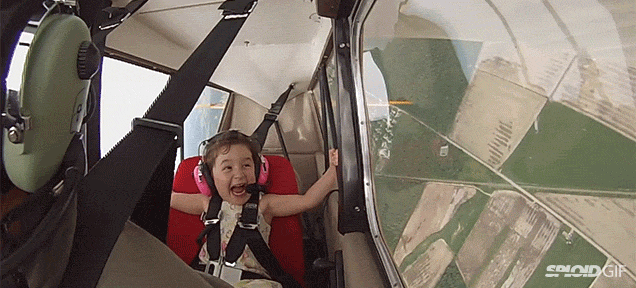 こわがるどころか大喜び。パパが操縦するアクロバット飛行に同乗した4歳の女の子