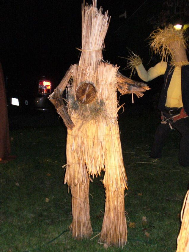 Star Wars made entirely out of scarecrows wins best Halloween lawn on this Earth
