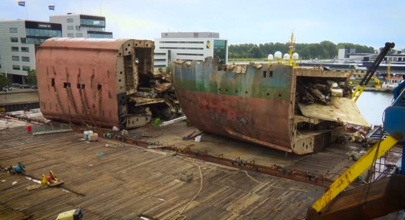 Así es el increíble proceso de rescatar un barco de 13.000 toneladas del fondo del mar