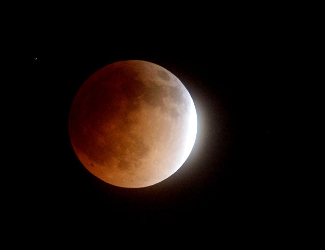 El eclipse lunar total de hoy, en imágenes
