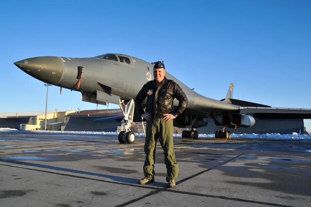 Off-Duty Bomber Pilot Helps Land a United 737 After Captain Passes Out