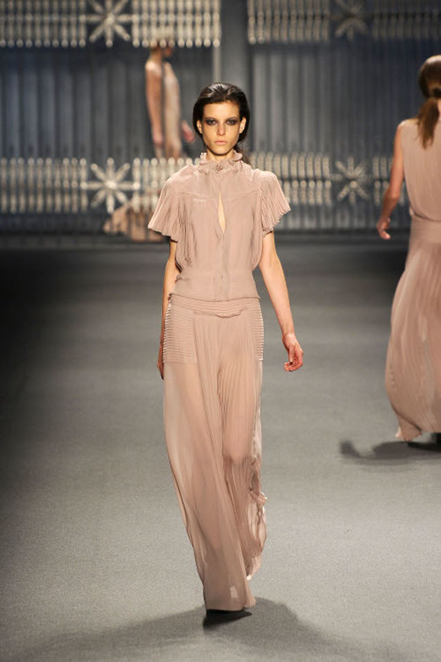 Vera Wang Makes Pleat Pleat Music