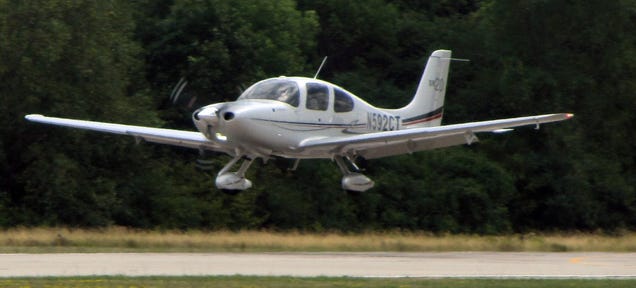 Cirrus SR22 Landing