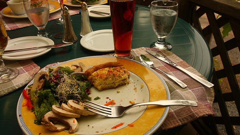 If You're Going to Eat Out, Go to Lunch Instead of Dinner | Lifehacker