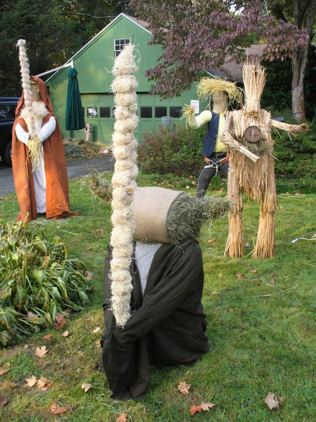 Star Wars made entirely out of scarecrows wins best Halloween lawn on this Earth