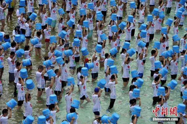 Here's One Thousand People Doing the Ice Bucket Challenge