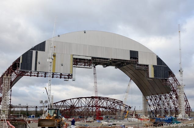 Así es la nueva y enorme cúpula que cubre el sarcófago de Chernóbil