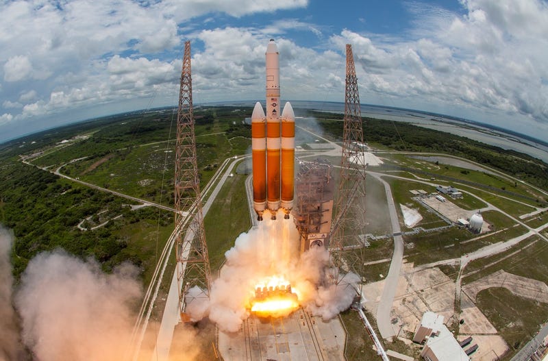 These Photos of World's Largest Rocket Launch Are Incredible